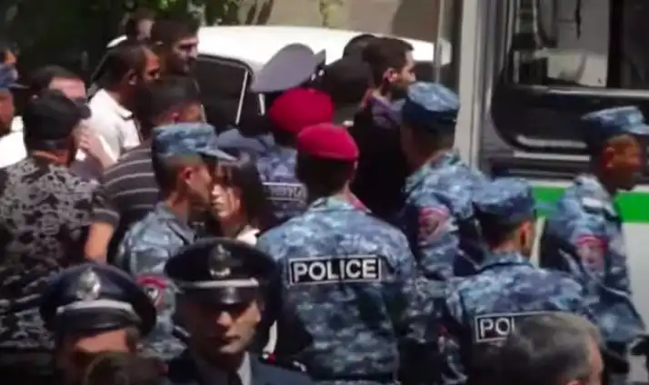   Բողոքի 3-րդ Օր. «Հանրապետական» կուսակցութեան երիտասարդներ ճանապարհներ փակած են 