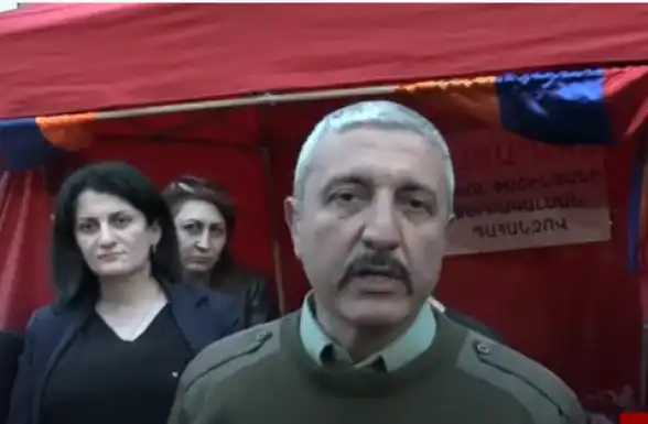 Զոհուած  զինուորի հայրը  դադրեցուց հացադուլը եւ միացաւ ծնողներու  շարժումին