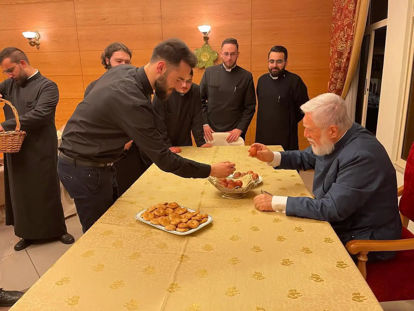 Ճրագալույցի պատարագ, տնօրհնեք, հավկթախաղ