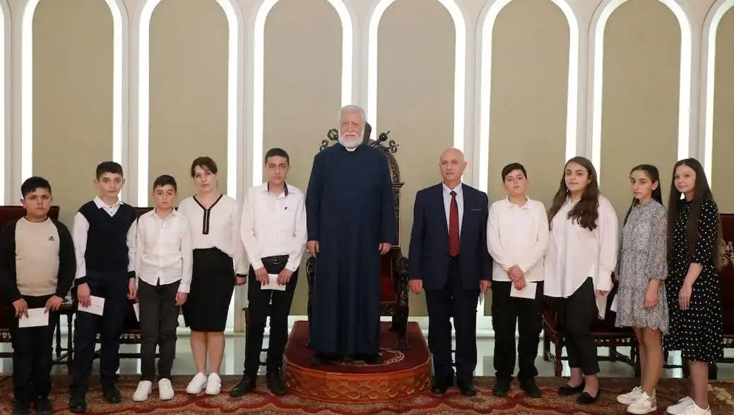 Արցախցի պատանիները  Արամ  Ա. Կաթողիկոսին այցելեցին