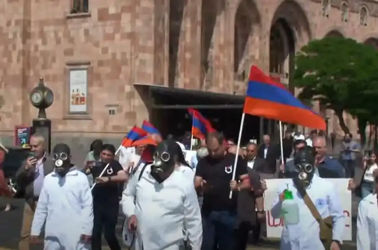 «Պիտի հականեխենք կառավարութեան շէնքը». Հակակազային դիմաներով «զինուած» քաղաքացիներ բողոքի  գործողութիւն կատարեցին 
