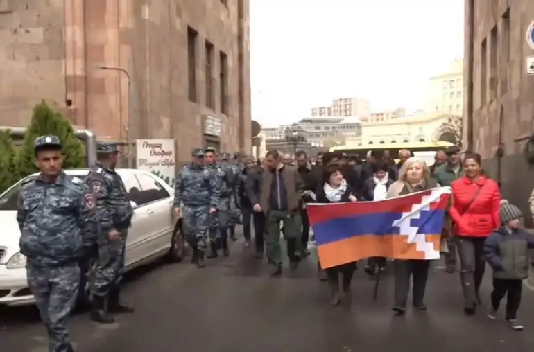 Արցախէն տեղահանուածները  բողոքի   հաւաք  կատարեցին