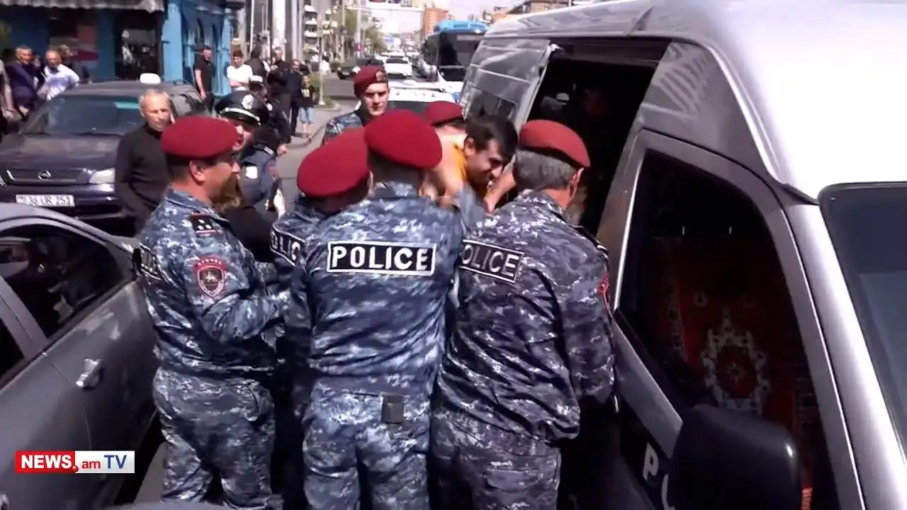 Բողոքի ելած դաշնակցական երիտասարդները  բերման ենթարկուեցան