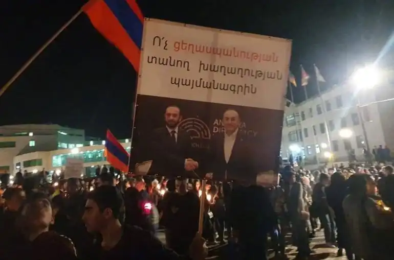 Ստեփանակերտի մէջ  ջահերթ   ի յիշատակ Հայոց Ցեղասպանութեան նահատակներուն 