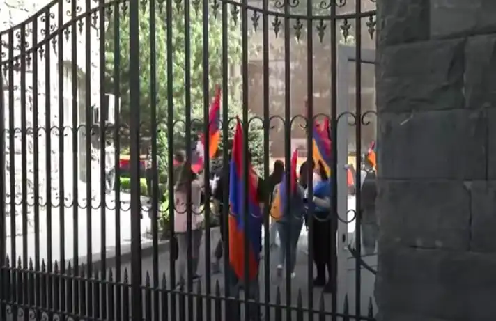   «Ուսանող ոտքի՛»Երեւանի մէջ. Բողոքի գործողութիւնները կը շարունակուին. 