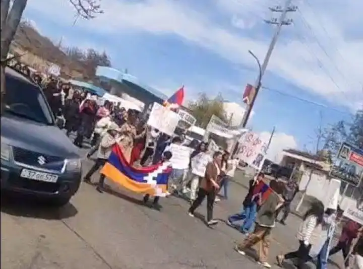 Արցախցի կանայք երթ կատարած են դէպի Շոշ-Շուշի ճանապարհը 