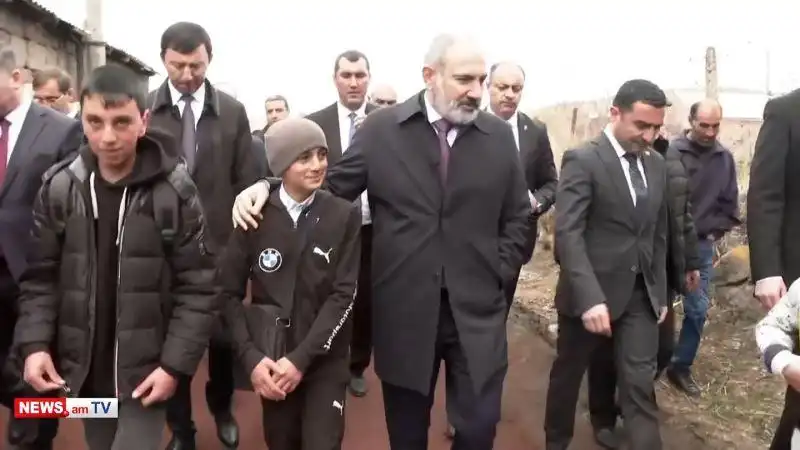«Դպրոց ենք սարքում, որ թողնես Ռուսաստան գնա՞ս...». Փաշինեանի զրոյցը պատանիին հետ (Տեսանիւթ)