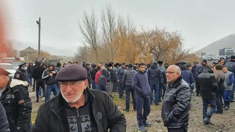 «Մեզ մեր տղաներն են պէտք». Խծաբերդի մէջ գերեվարուածներու հարազատները փակած են Գիւմրի-Բաւրա ճանապարհը