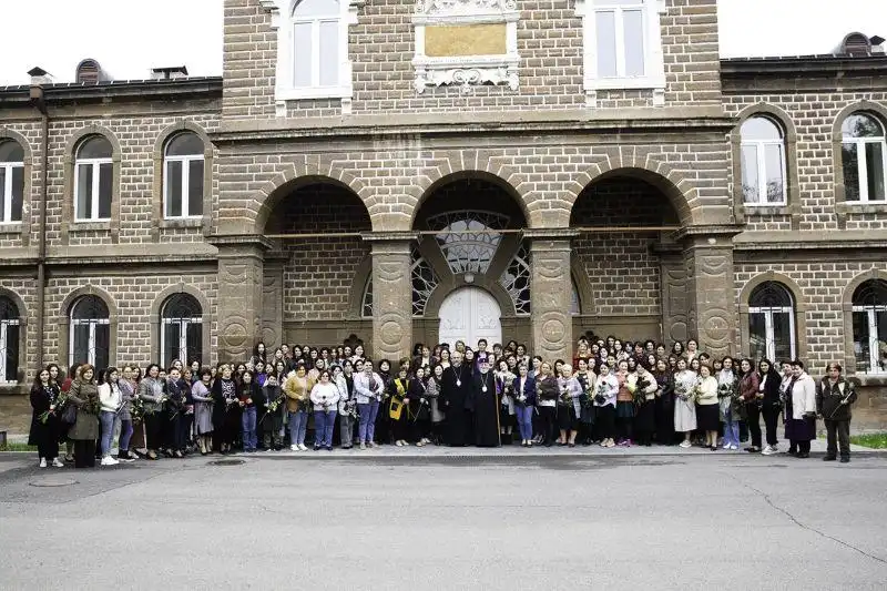 Ամենայն Հայոց Կաթողիկոսը շնորհաւորեց Մայր Աթոռի աշխատակցուհիները Աւետման տօնի առիթով