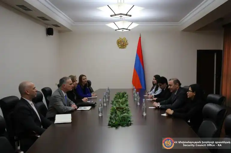 Արմէն Գրիգորեան ընդունած է Մինսքի խումբի ամերիկացի համանախագահ Լուիս Պոնօն