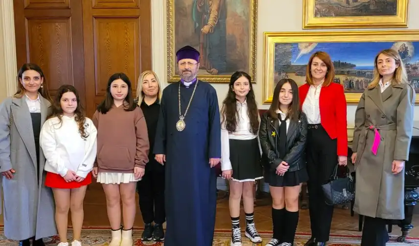 Պոլսոյ մէջ.  Եշիլգիւղի վարժարանի սաները՝  Պատրիարք հօր մօտ      