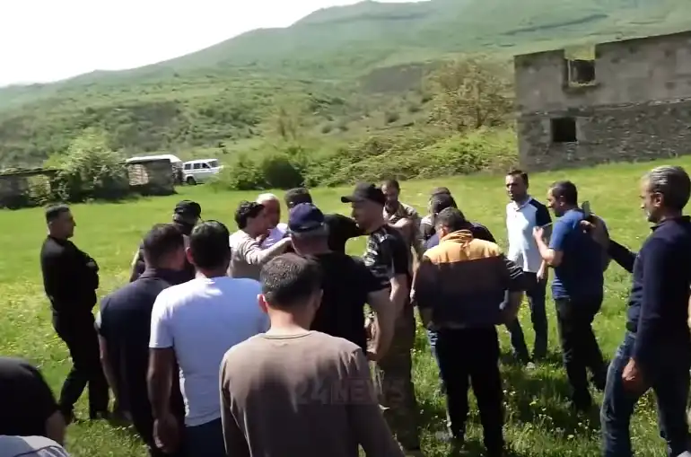 Լարուած իրավիճակ Ոսկեպարի մէջ, գիւղացիները կը փորձեն թոյլ չտալ ականազերծել եկեղեցւոյ տարածքը