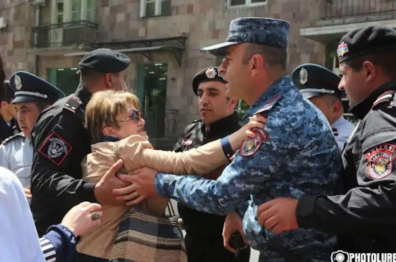 Բողոքի ցոյցերու մասնակից 29 անձ բերման ենթարկուած է. ոստիկանութիւն