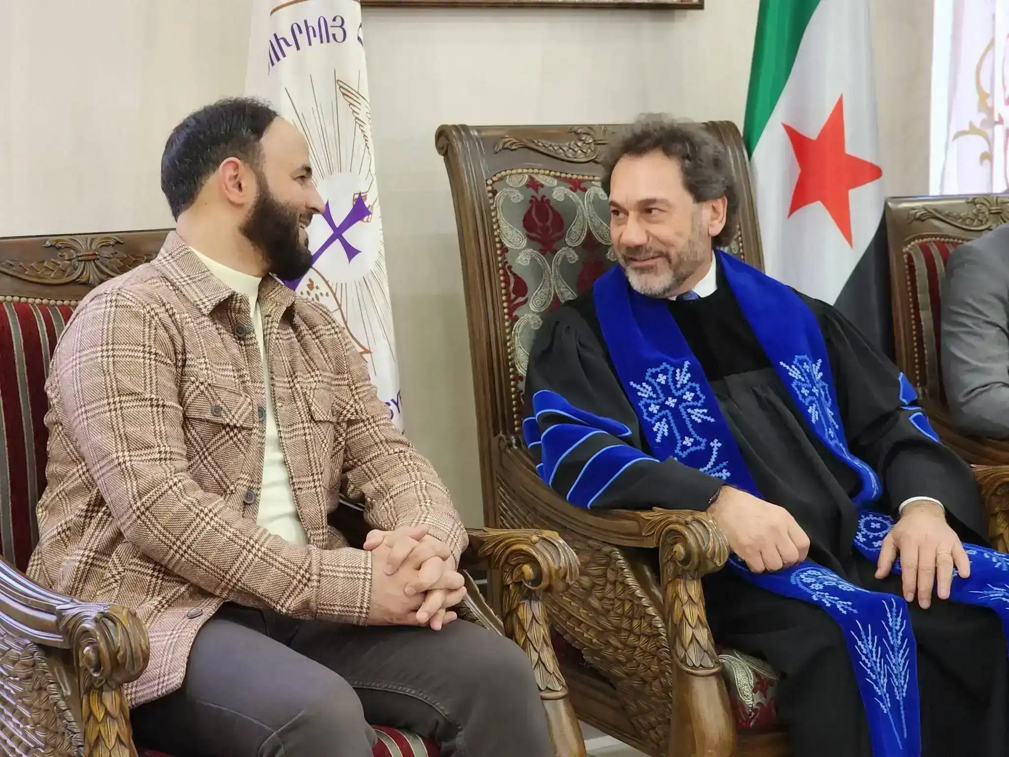 Սուրիացի պատասխանատուներ, որոնց շարքին Հալէպի նահանգապետ Ազզամ Ալ Ղարիպ Հայ Աւետարանական համայնքի կեդրոնատեղի այցելեցին    