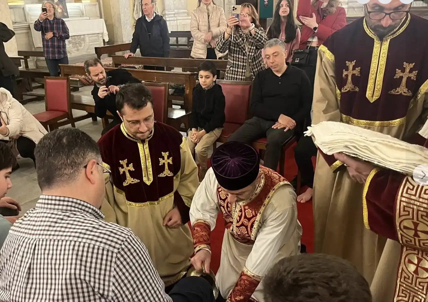 Պոլիս. Ոտնլուայի  եւ Խաւարման արարողութիւնները Հայ Կաթողիկէ Յ. Ոսկեբերան եկեղեցւոյ մէջ. Արարողութեանց նախագահած է Գերպ. Վարդան ծ.թ.վ. Գազանճեան 