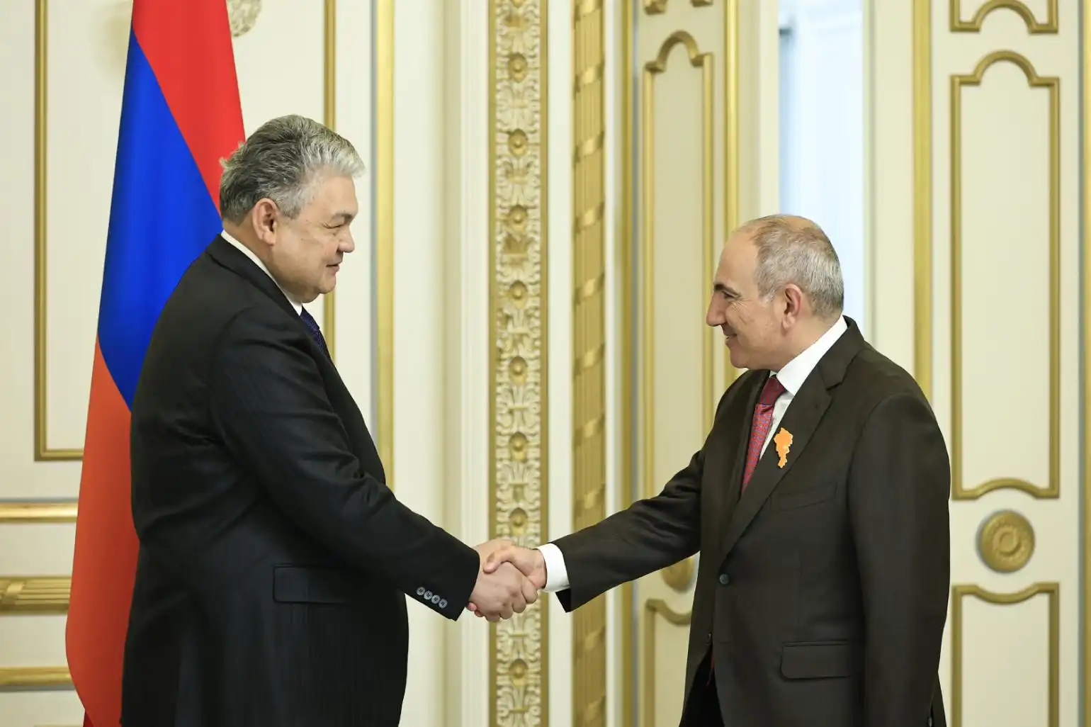 Փաշինեանի հետ հանդիպման ընթացքին Ղազախ նախարարը ճանապարհներու ապաշրջափակման կարեւորութեան մասին շեշտած է 