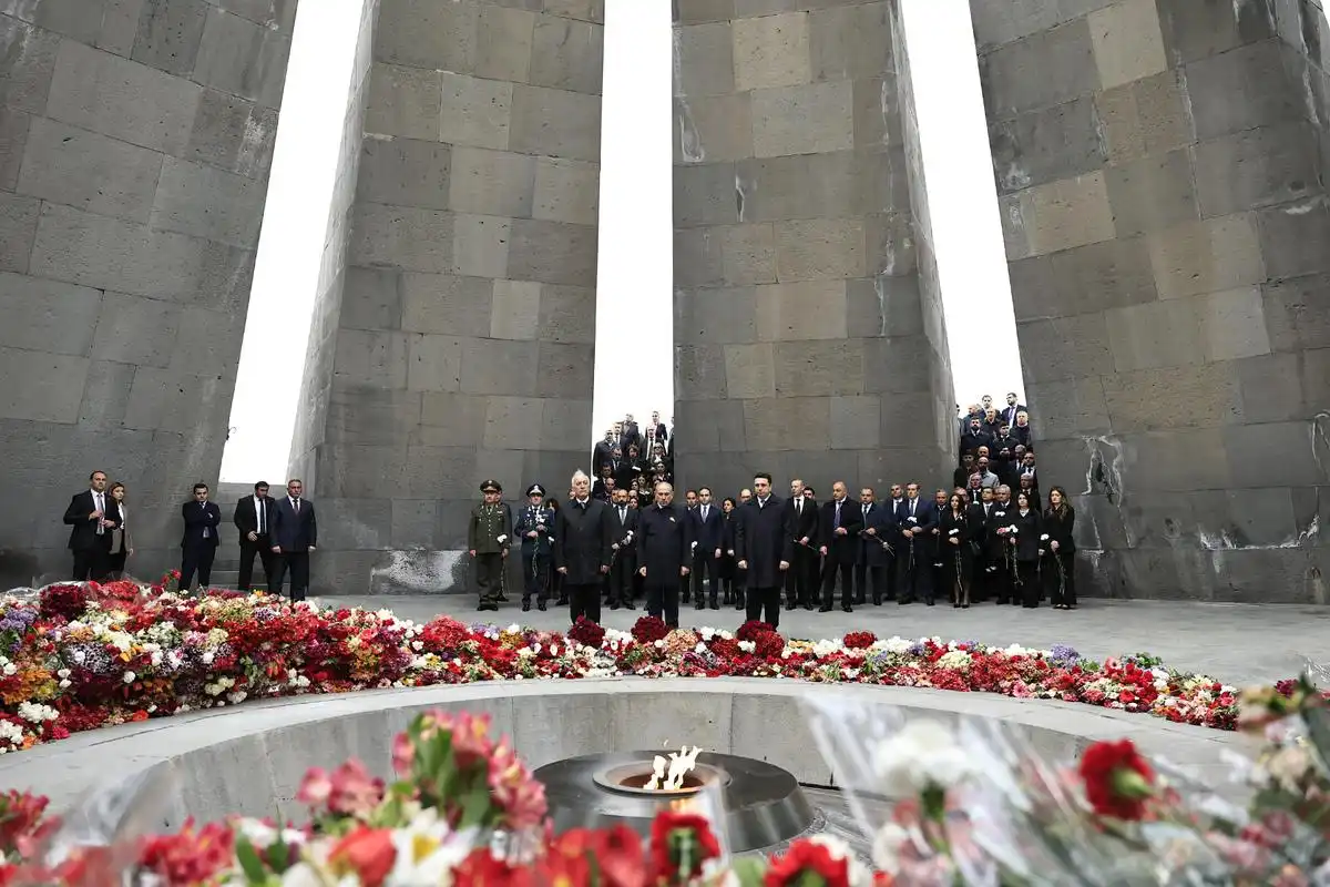 Հայաստանի բարձրագոյն ղեկավարութիւնը յարգանքի տուրք մատուցած է Հայոց ցեղասպանութեան զոհերու յիշատակին