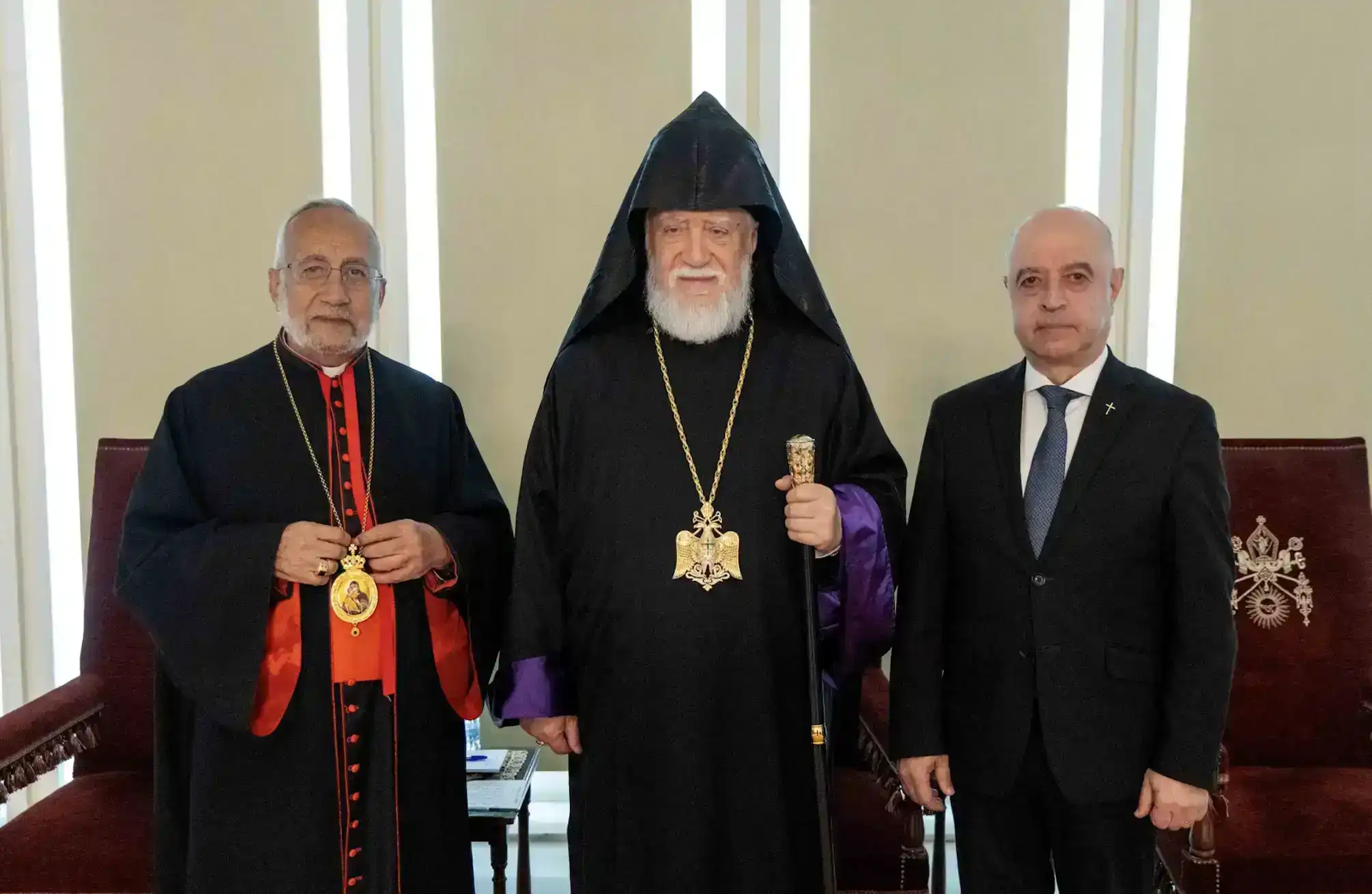   Հրաւէրովը՝  Ն.Ս.Օ.Տ.Տ. Արամ Ա.  Կաթողիկոսին Անթիլիասի   կարեւոր  հաւաք. Ներկայ  եղած են    Հայ երեք յարանուանութեանց   Հոգեւոր  Պետերը 