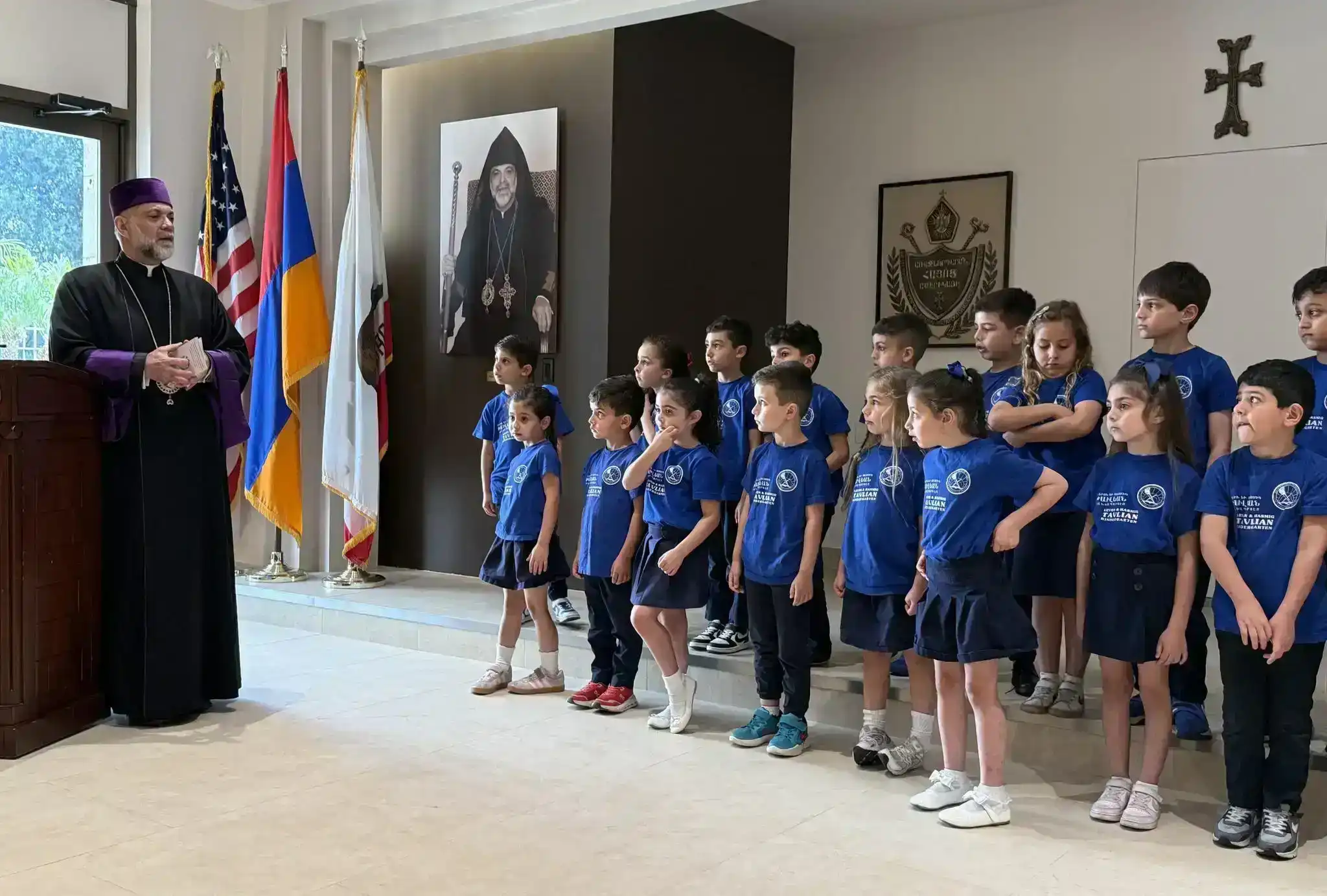 Լոս Անճելըս. Ազգային Թաւլեան Մանկապարտէզի աշակերտերը Առաջնորդարանէն ներս        