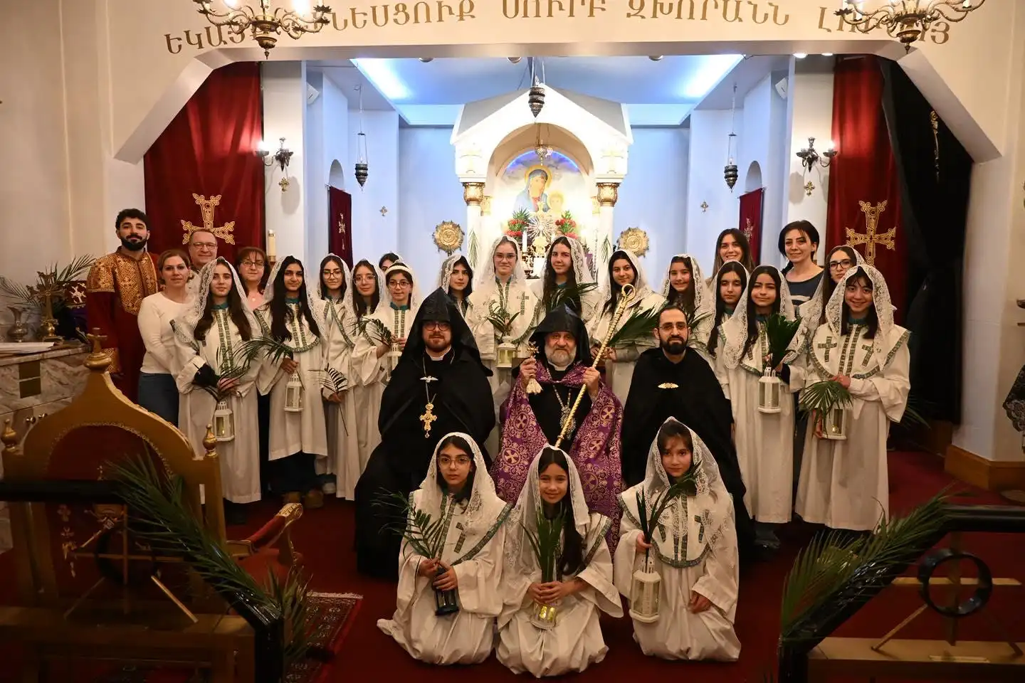 Գանատա. Տասը Կուսանացի արարողութիւն. Արարողութեանց նախագահած է Առաջնորդ Սրբազանը        