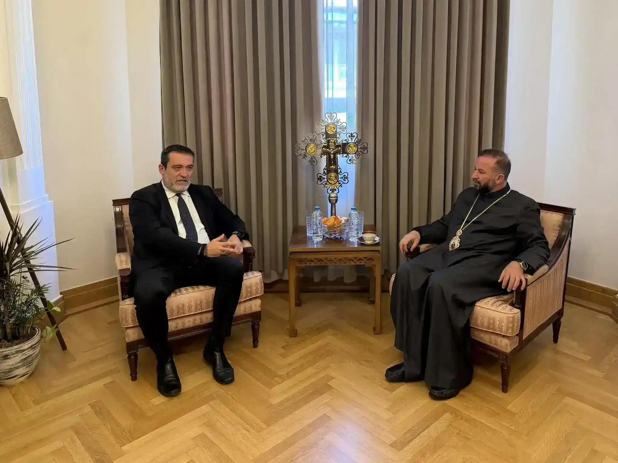 Աթէնք. Տ. Խորէն եպս. Առաքելեան ընդունեց Յունաստանի խորհրդարանի պատգամաւոր Միխալիս Լիվանոսը