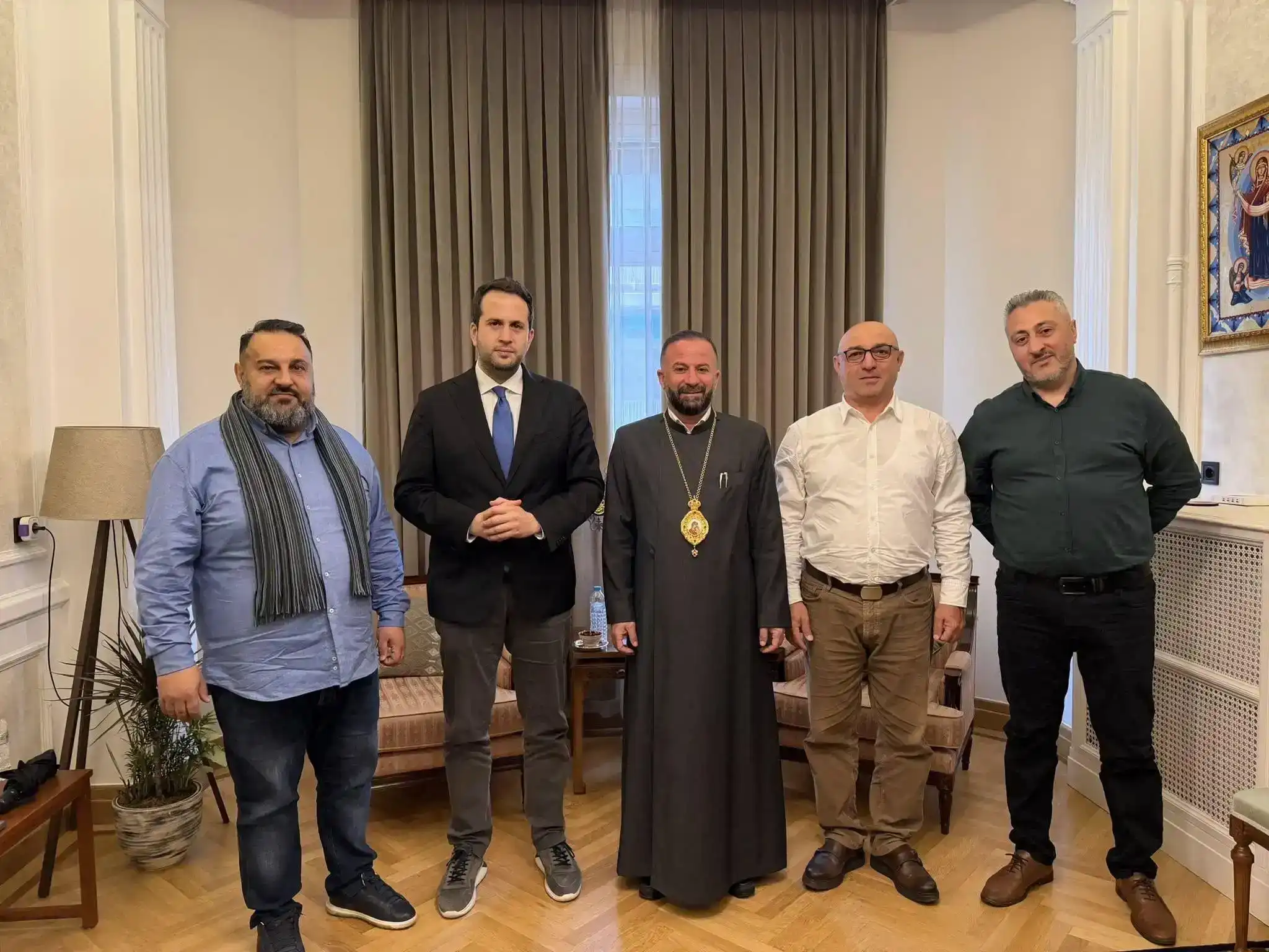 Աթէնք. Տ. Խորէն եպս. Առաքելեան ընդունեց Յունաստանի նախարարութեան մամուլի ներկայացուցիչը     