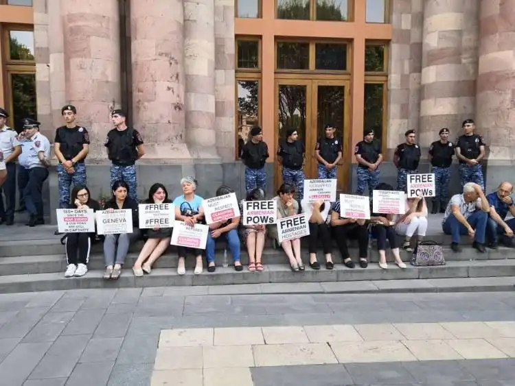 Ռազմագերիներու ծնողները կը բողոքեն ...