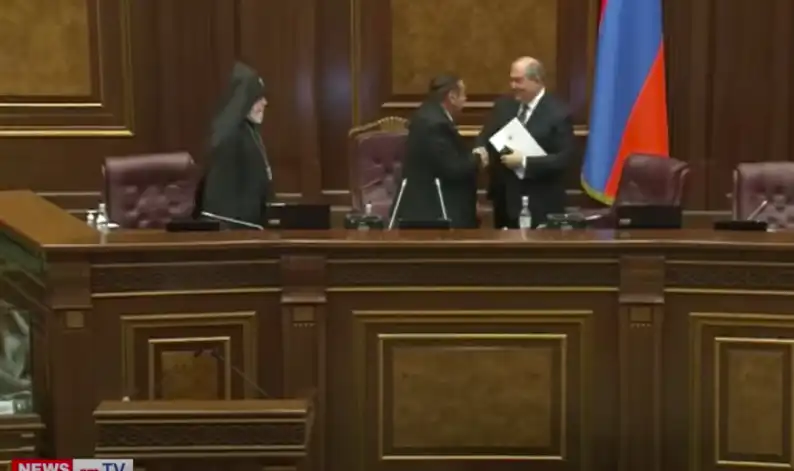   ԱԺ-էն ներս. Վեհափառը առանց  ձեռնուելու  հեռացաւ(Տեսանիւթ)