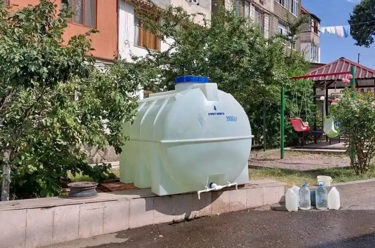 Կարմիր խաչի աջակցությամբ ջրով լի բաքեր են տեղադրվում Ստեփանակերտի ջրազուրկ բնակելի շենքերի բակերում  