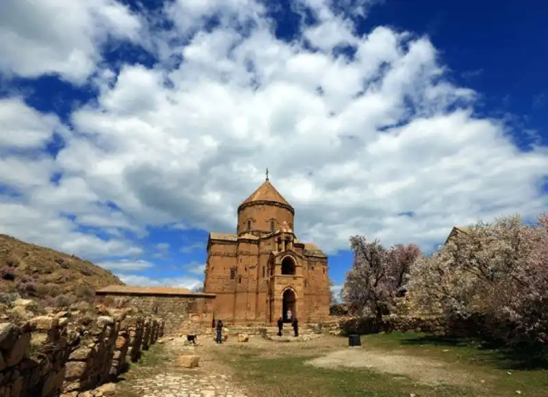 Վանի այս տարուայ Սուրբ Պատարագին քիչ թիւով մասնակիցներ 