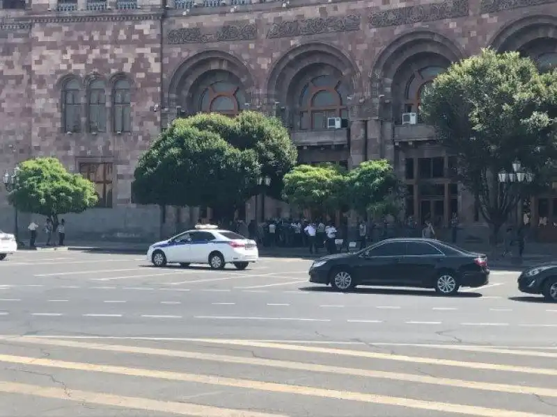 Գիշերած են կառավարութեան շէնքին մօտ 