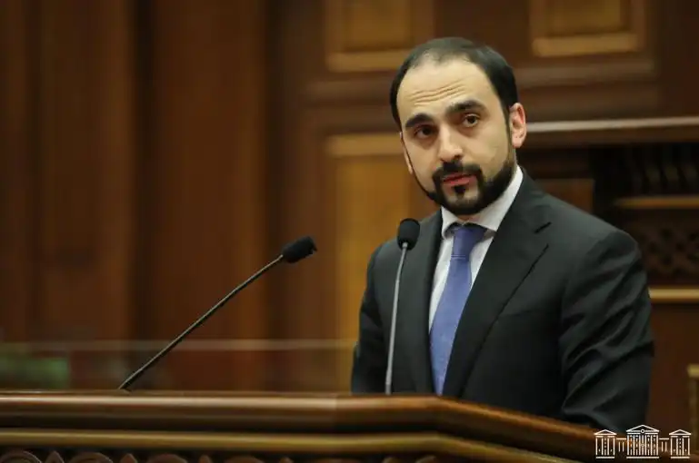 Աւինեանը տարակարծութիւններ ունի իշխող խումբին հետ