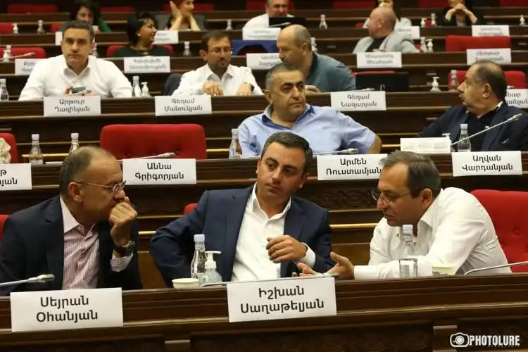 «Ժողովուրդ». «Հայաստան» խմբակցութիւնում որոշել են` բոլորը հրաժարուեն մանտաթներից»