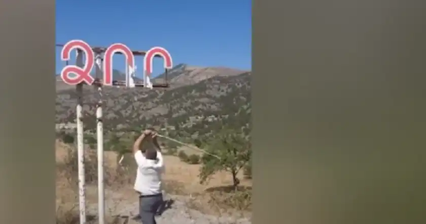 «Թող կտրեն, փշրեն... աշխարհին ցոյց տան իրենց իրական դէմքը». Բերձորի  քաղաքապետը քաղաքի ցուցանակը կոտրելու մասին