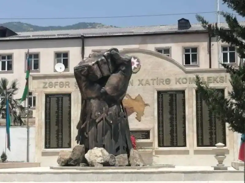 «Խաղաղութեան դարաշրջան»՝ ատրպէյճանական ձեւով. Լաչինի մէջ պիտի տեղադրուի հայերը «վախցնող» յուշարձան