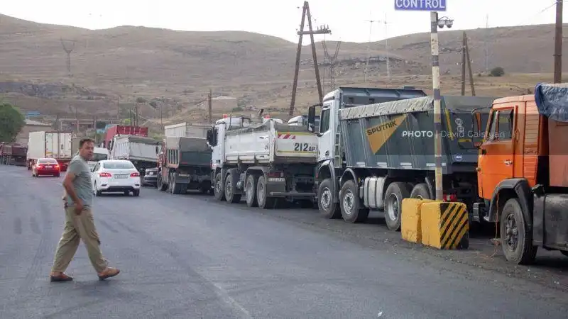 Բեռնատարներու վարորդներ փակած են  Սիսիանի ճանապարհը 