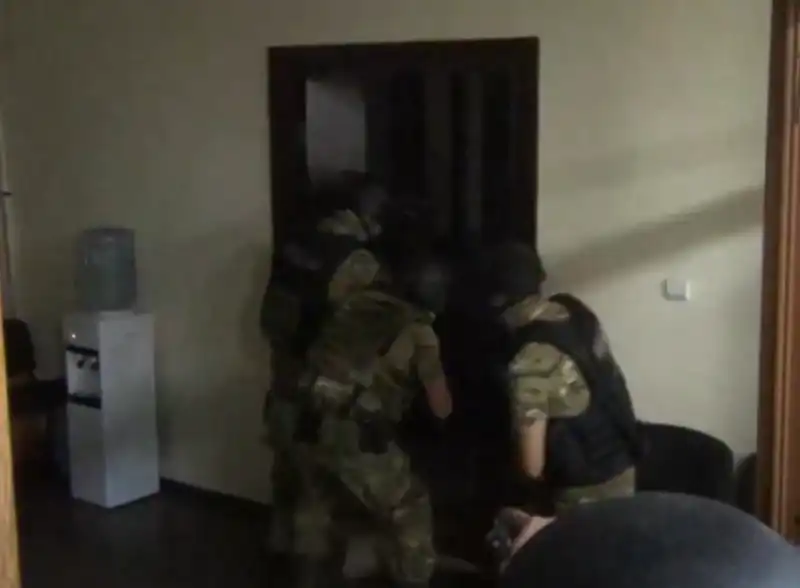 Լսուած է կրակոց. Որմէ ետք քաղաքապետարան մտած տղամարդը չէ արձագանգած (Տեսանիւթ)