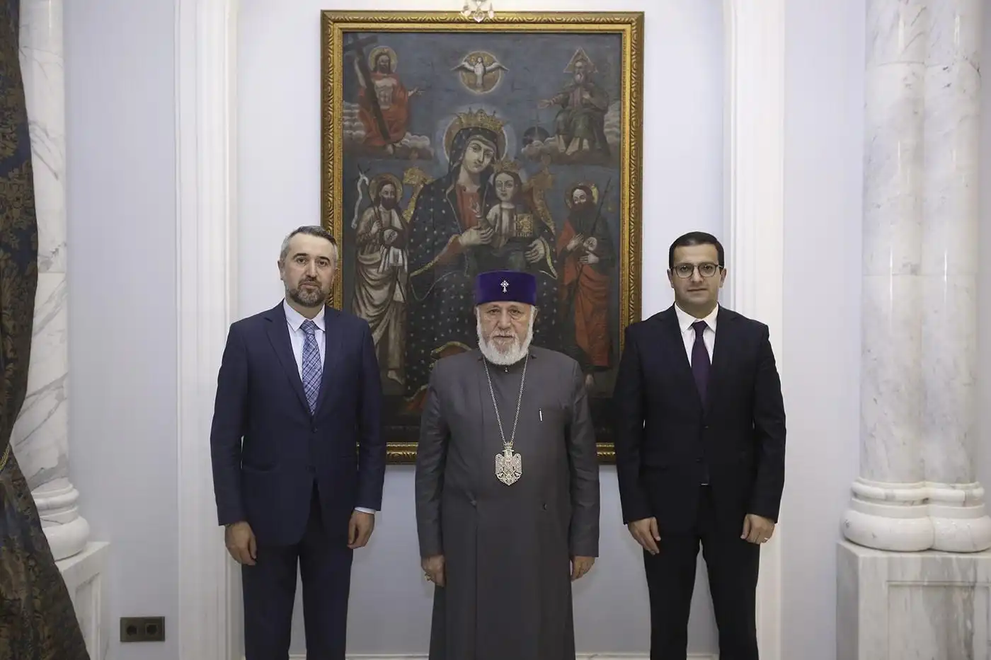 Ամենայն Հայոց Կաթողիկոսն ընդունեց Մաշտոցյան Մատենադարանի տնօրենին և փոխտնօրենին    	