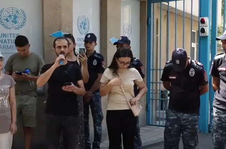 ՄԱԿ-ը մաշած է իր ատամները, պէտք է սրենք․ բողոքի արշաւ՝ Երեւանի մէջ