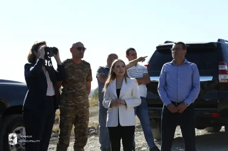 Միացեալ Նահանգներու դեսպանը Լիլիթ Մակունցի հետ Ջերմուկի մէջ է