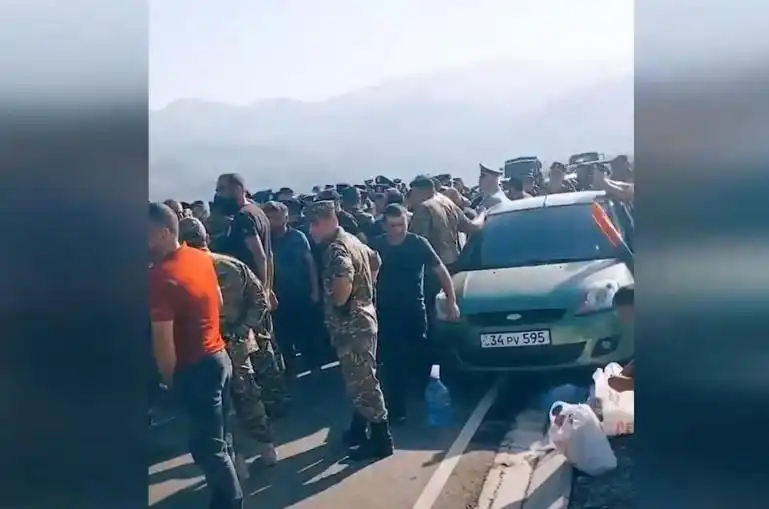 «Խաչակիրները» Կոռնիձորի մէջ են. ոստիկանները թոյլ չեն տար առաջ շարժիլ