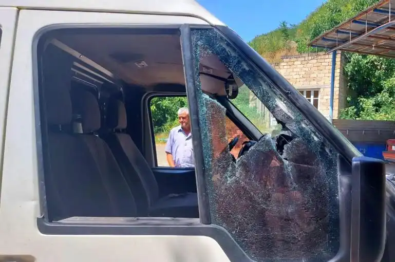 Ատրպէյճանեան կրակոցներէն  վնասուած է  Արցախի մէջ  սպասարող մարդատար կառք մը