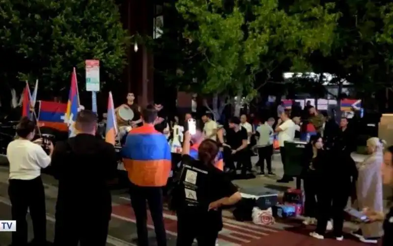 Լոս Անճելոսի հայեր շրջափակած են Ատրպէյճանի հիւպատոսարանի շէնքը