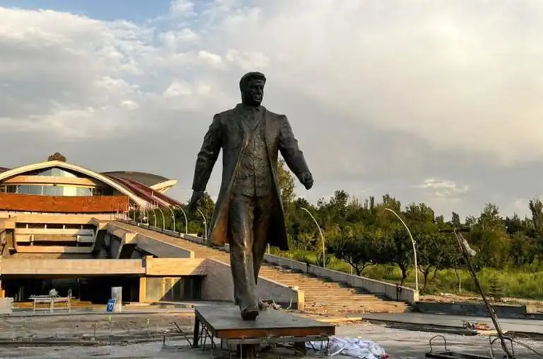 Կարէն Դեմիրճեանի արձանին մասին Տիգրան Աւինեանէն գրառում 