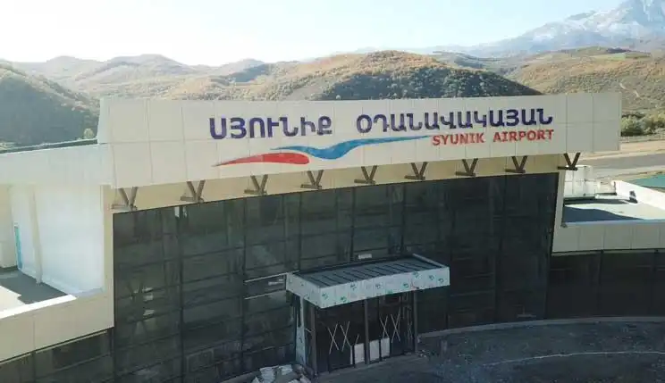 Երեւանէն Կապան ժամանած օդանաւի վայրէջքի ժամանակ կրակոցի ձայներ լսուած են. Аravot.am