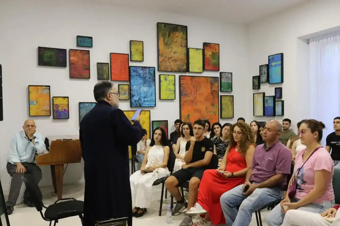 Երեւան.Գանատայի Թեմի գործունեայ միաբաններէն Հոգշ. Հ. Գեղարդ Ծ.Վրդ. Քիւսպէկեան հանդիպեցաւ Արցախցի երիտասարդներու հետ