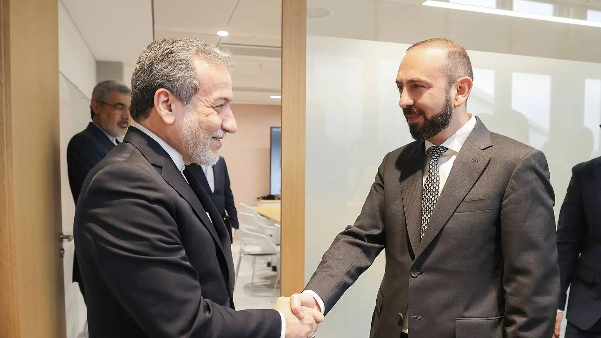 Հայաստանի եւ Ատրպէյճանի միջեւ միջանցքը պէտք չէ արգելափակէ Իրանի մուտքն այլ տարանցիկ ուղիներ․ Արաքչի