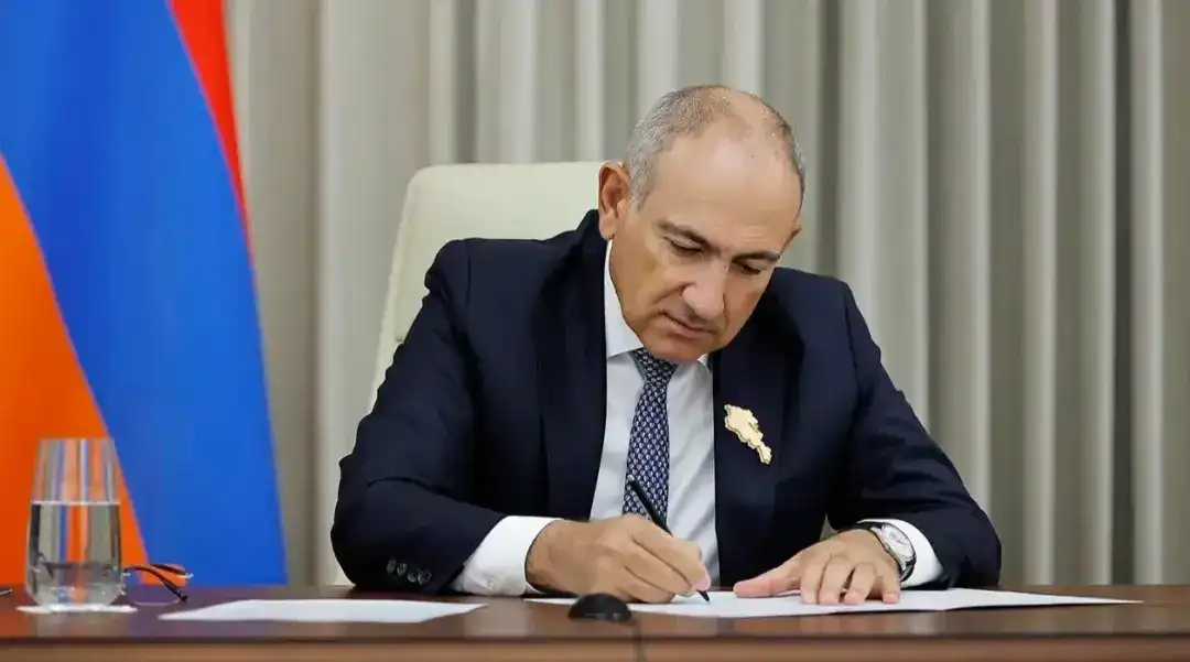 Փաշինեանը ստորագրած է կառավարութեան հրաժարականի մասին դիմումը