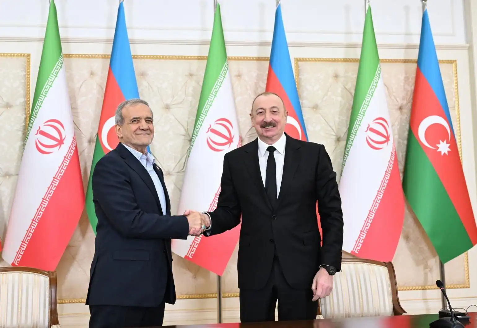 Ատրպէյճանի եւ Իրանի ժողովուրդները միշտ ալ կանգնած են իրար կողքի նեղ ու դժուարին օրերուն. Ալիեւը՝ Փեզեշքիանին