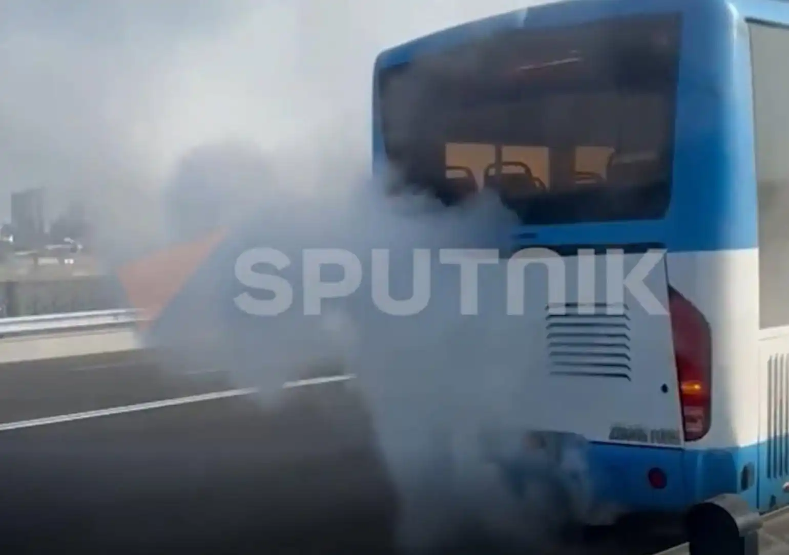 Քիեւեան կամուրջի վրայ հրդեհ բռնկած է թիւ 52 երթուղին սպասարկող հանրակառքին մէջ